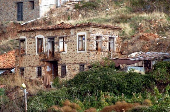 Отдавна напусната българска къща в Северна Гърция. Снимка: Цветан Томчев