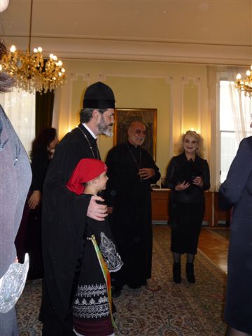 Западноевропейският митрополит Антоний с едно от децата от българското училище към посолството ни в Лондон. Вдясно е Здравка Момчева, преподавател по БЕЛ в училището