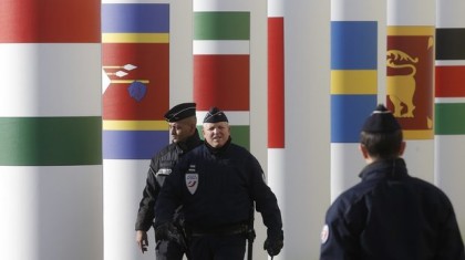 Полицаи патрулират пред главния вход на конференцията. © Reuters 