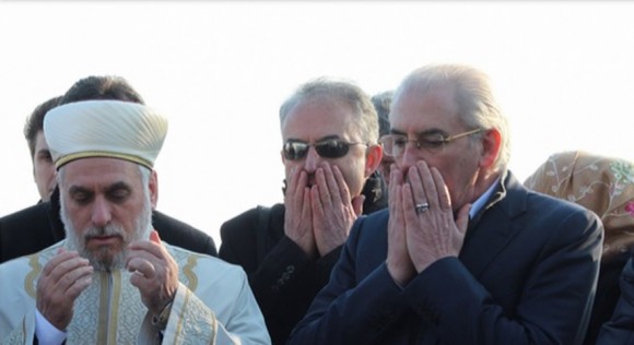 Мустафа Хаджи, Сюлейман Гьокче и Лютви Местан на 26 декември в Могиляне. Снимка: БГНЕС