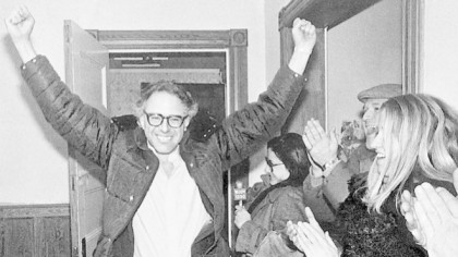 Сандърс празнува първата си победа през 1981 г. в Бърлингтън. Снимка celebrando su primera victoria como alcalde de Burlington, en 1981 ROB SWANSONReuters