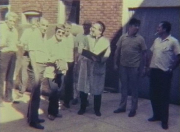 Отец Енев с група българи пред къщата-църква