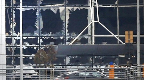Счупените прозорци на брюкселското летище. Снимка: © Francois Lenoir