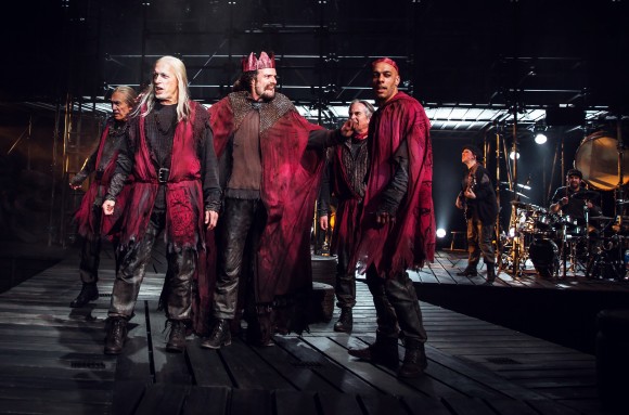 Сцена из спектакля “Решающая схватка: вражеский огонь”. Фото – Лиз Лоурен