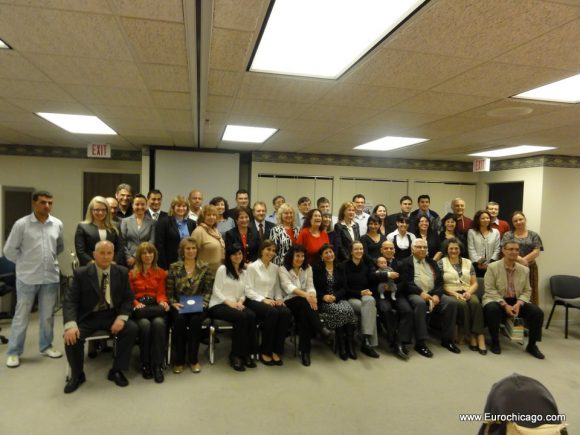 Симеон Стоилов на форум на Българо-американската асоциация в Чикаго, април 2011 г. На тази снимка генералният консул е на първия ред в средата, а в ръцете му е двумесечният му тогава син. 