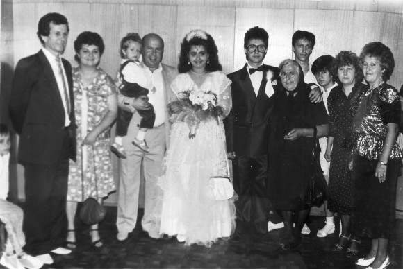 1985 г., роднинска сватба. Възрастната жена в черно е майката на Магдалена Шумарова.