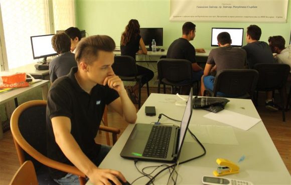 Калоян Тодоров със своите ученици в лятна школа по програмиране, която се е провела наскоро. Снимка: Росен Рокаджиев, БНР 
