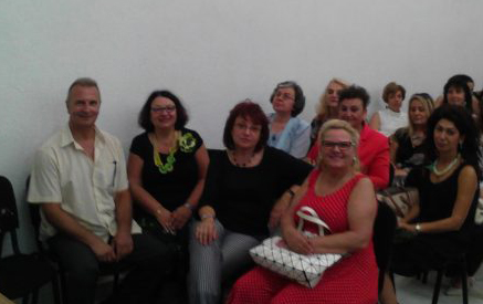Снежина Мечева (втората отляво на първия ред) със свои колеги по време на Осмата годишна среща на АБУЧ. Бачковски манастир, 28 юли 2016 г. 