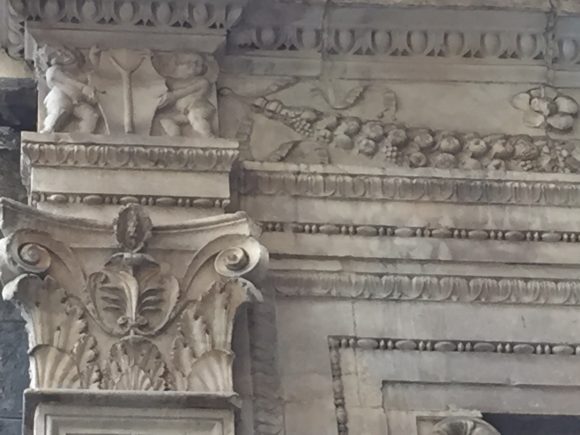 сн. 6 Знакът I, над капелата от ляво на олтара в църквата Сан Агрипино.