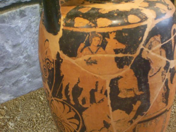 Фиг. 10. Кантарос от женски гроб в Рокаглориоза с Богинята-майка със същия жест на ръката