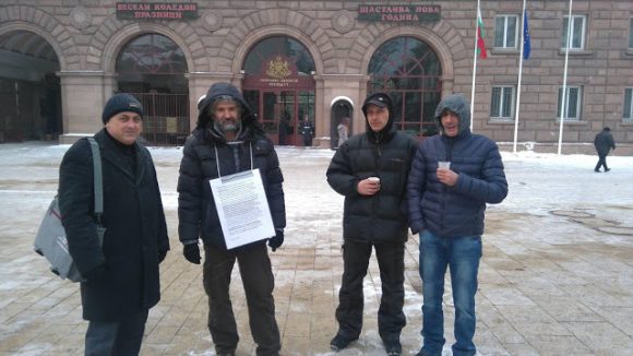 И в най-студените дни на януари, който тази година беше много суров, Вихрен Михайлов беше пред президентството. Снимка: aig-humanus.blogspot.bg