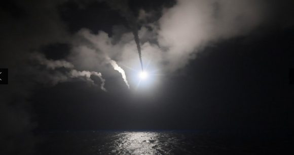 САЩ са изстреляли 59 ракети "Томахоук" (Tomahawk) по сирийската военновъздушна база "Шейрат", за която се твърди, че са излетели самолетите с отровното вещество, поразило местното население в Хан Шейхун. Изстрелването е извършено от два американски самолетоносача в Средиземно море около 3-4 часа българско време. 