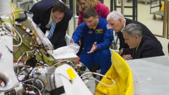 Майкъл Пенс (вторият отдясно) в космическия център "Кенеди". Снимка: ЕПА/БГНЕС
