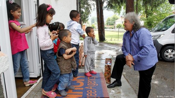 Кметът на Босилегад с деца на бежанци