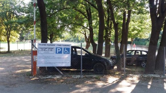 Реституиран парцел в парка на Варна-Морската градина, превърнат в платен паркинг!